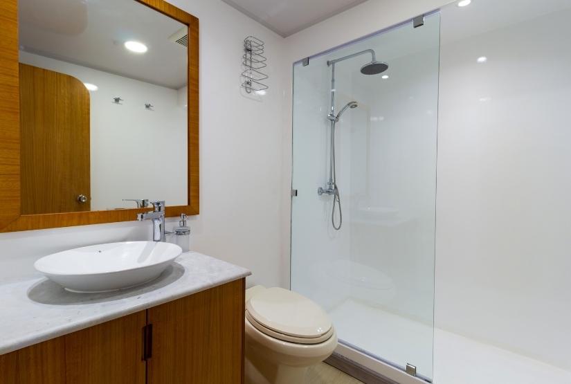 Reina Silvia Voyager Bathroom