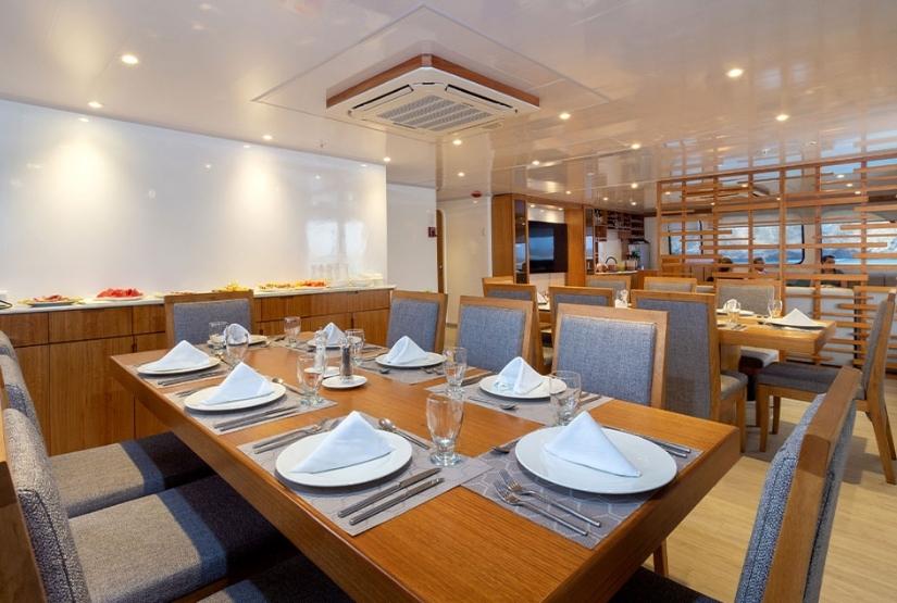 Reina Silvia Voyager Dining Area