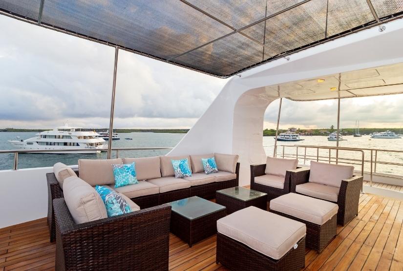 Reina Silvia Voyager Exterior Lounge