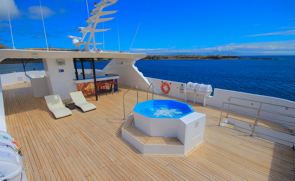 Grand Queen Beatriz Yacht