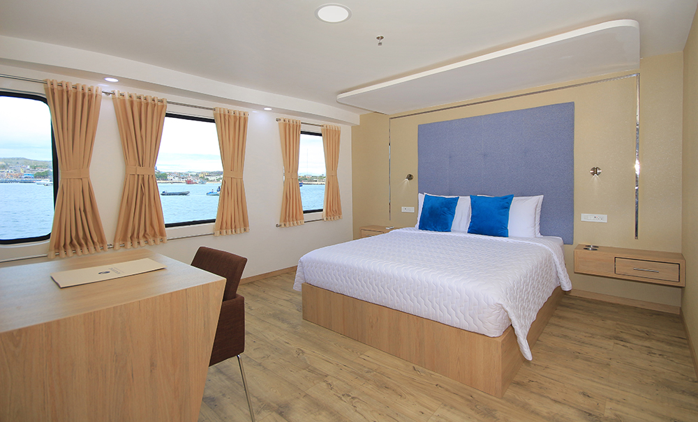 Grand Queen Beatriz Yacht