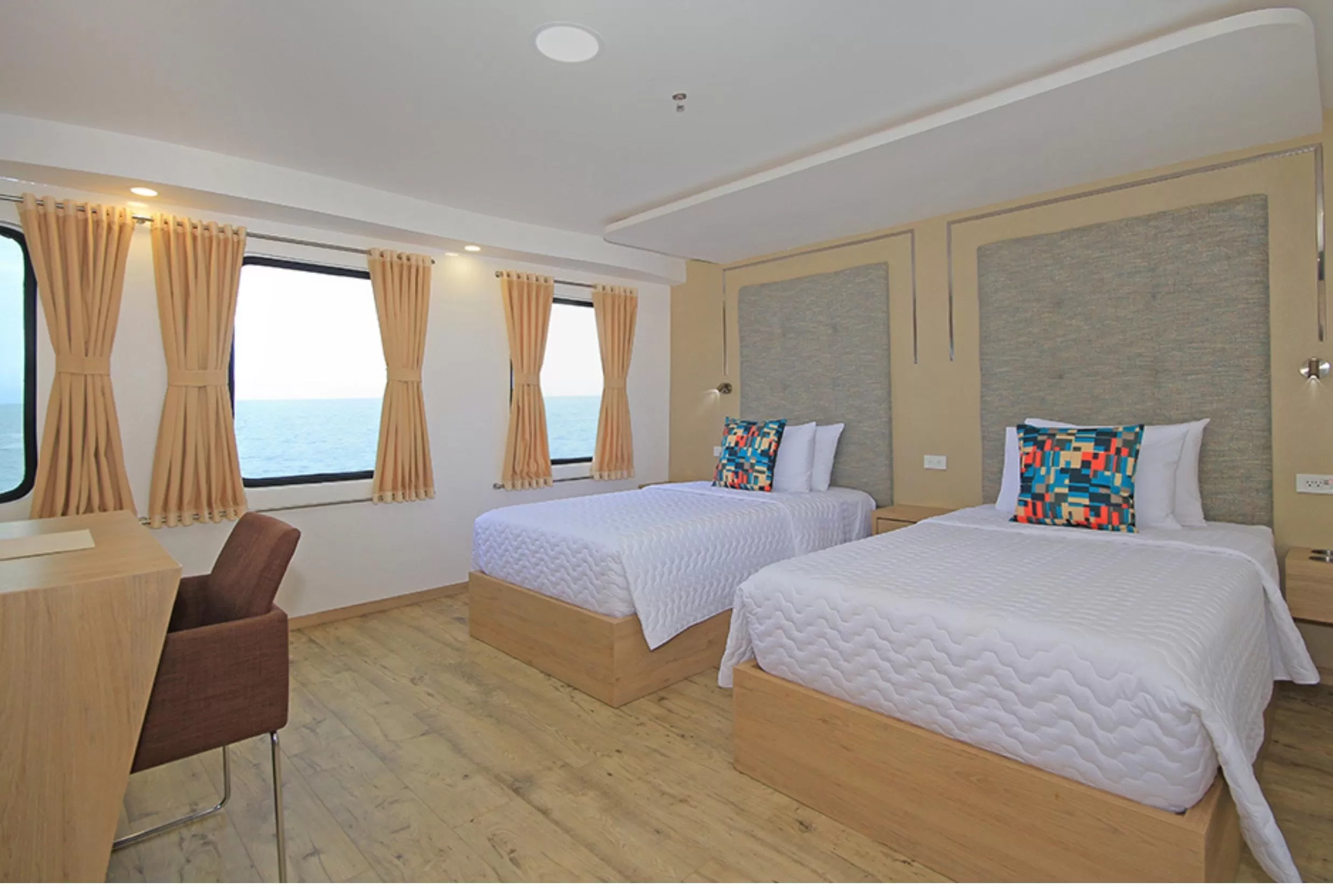 Grand Queen Beatriz double bed cabin Grand Queen Beatriz double bed cabin