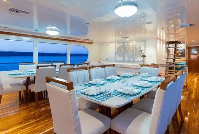 grand daphne dining room