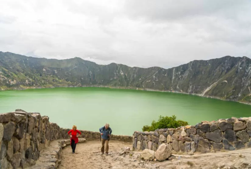 quilotoa tour tourists