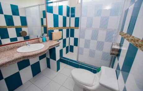 Hotel Blue Marlin bathroom