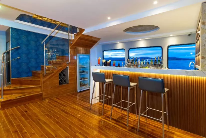 Grand Queen Beatriz Yacht Bar