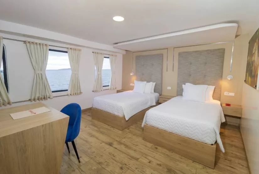 Grand Queen Beatriz Yacht Twin beds