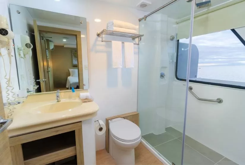 Grand Queen Beatriz Yacht bathroom