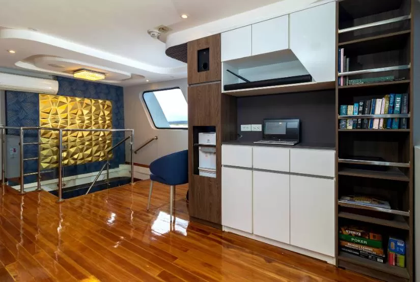 Grand Queen Beatriz Yacht book station