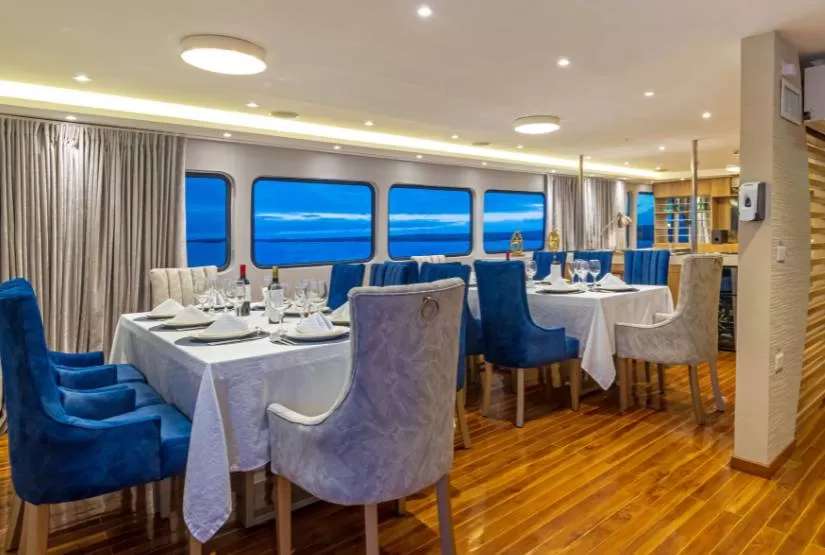 Grand Queen Beatriz Yacht dining