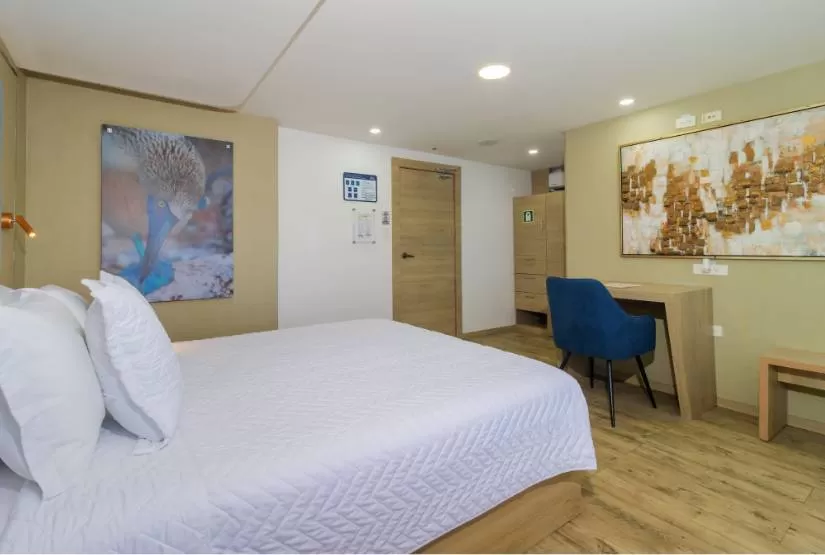 Grand Queen Beatriz Yacht doble bed