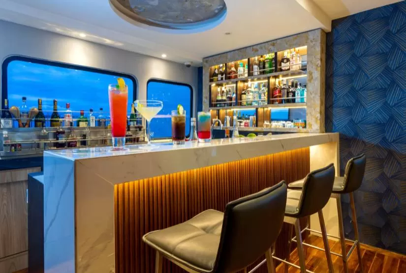 Grand Queen Beatriz Yacht gps Bar