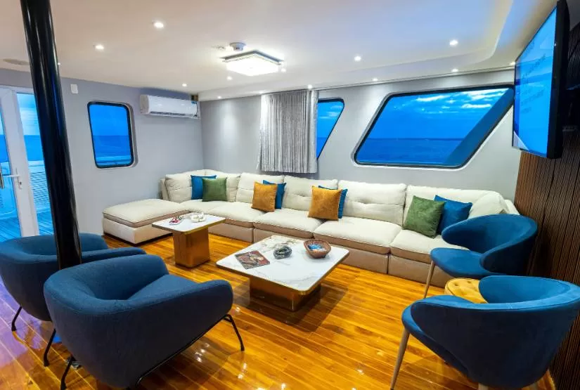 Grand Queen Beatriz Yacht gps lounge