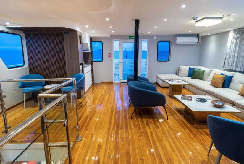 Grand Queen Beatriz Yacht lounge