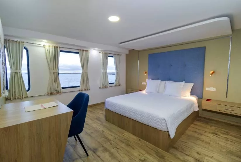Grand Queen Beatriz Yacht matromonial bed