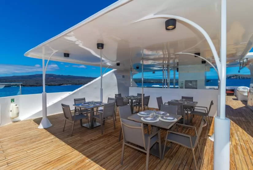 Grand Queen Beatriz Yacht solarium