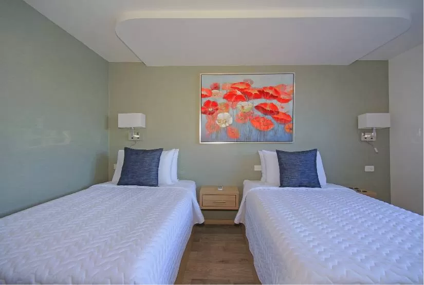 Grand Queen Beatriz Yacht twin bed