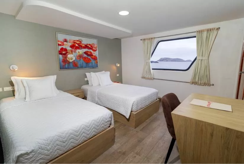 Grand Queen Beatriz Yacht twin room