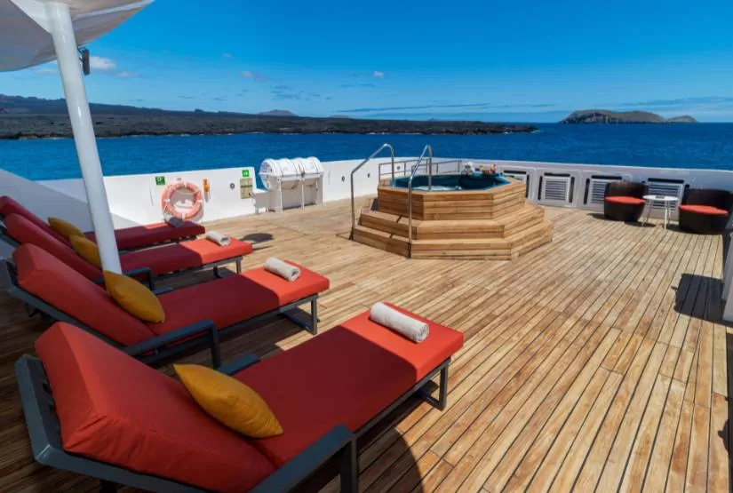 Grand Queen Beatriz gps Yacht jacuzzi