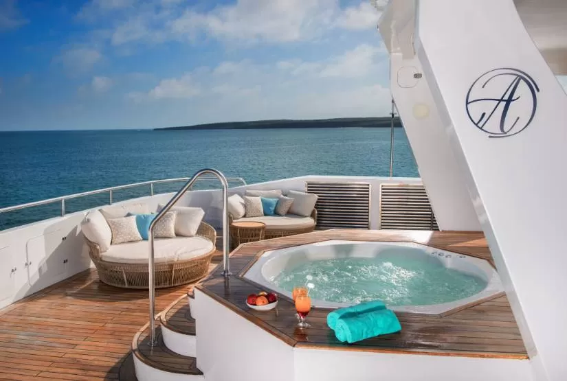 Alya Catamaran Jacuzzi