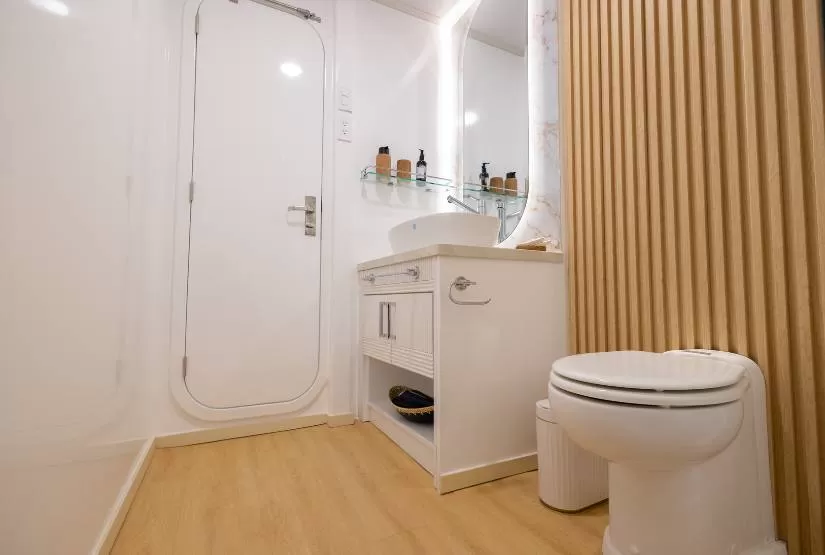 Galaxy-Sirius-Catamaran-Bathroom