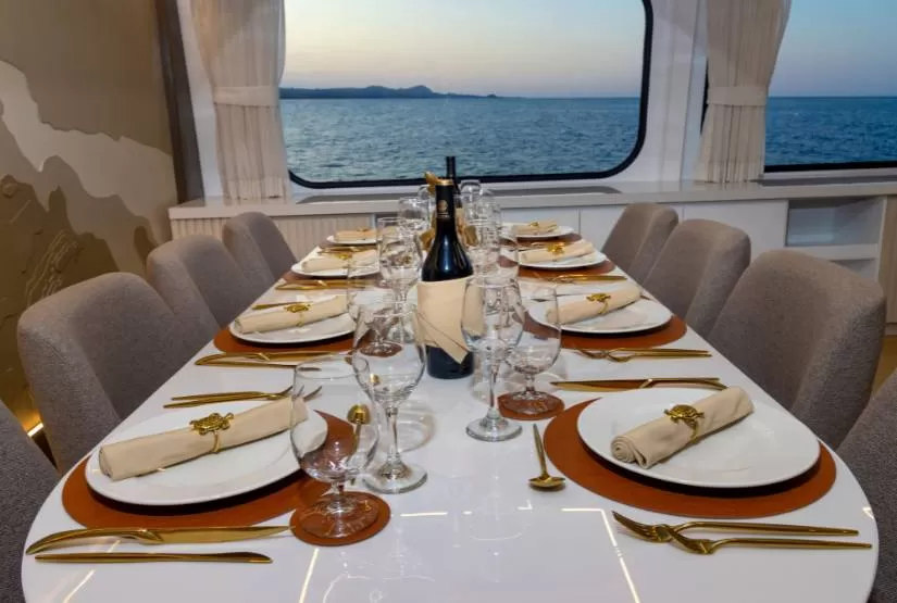 Galaxy-Sirius-Catamaran-Galapagos-Dining-Room