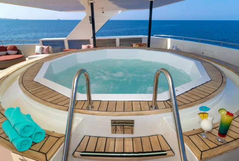 Galaxy-Sirius-Catamaran-Jacuzzi