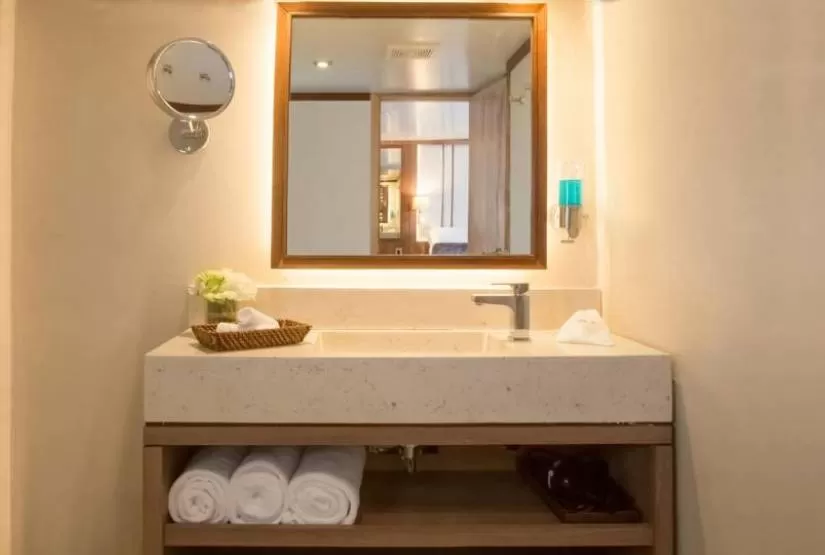 Evolution Yacht Bathroom