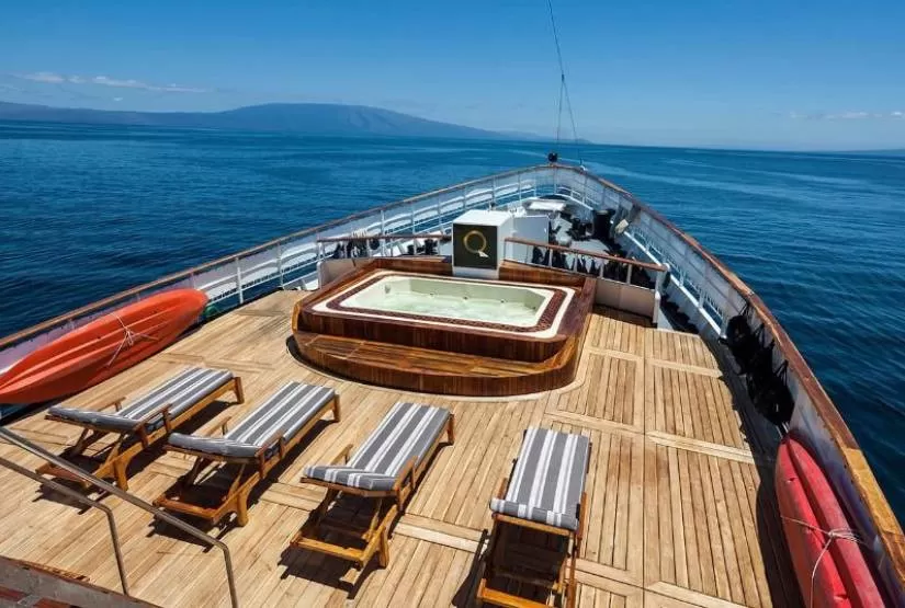 Evolution Yacht Oversized Jacuzzi