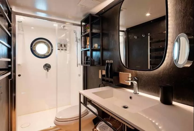 Grace Yacht Suite Baathrooms