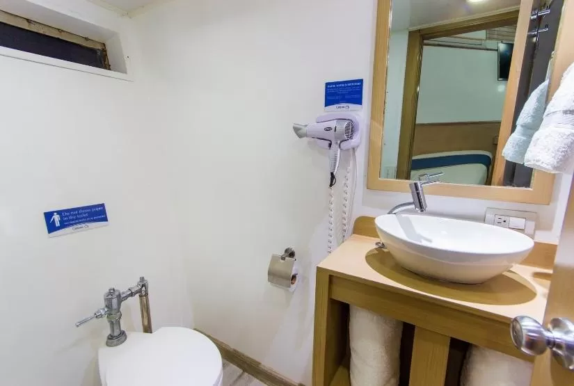 Calipso Yacht Bathroom