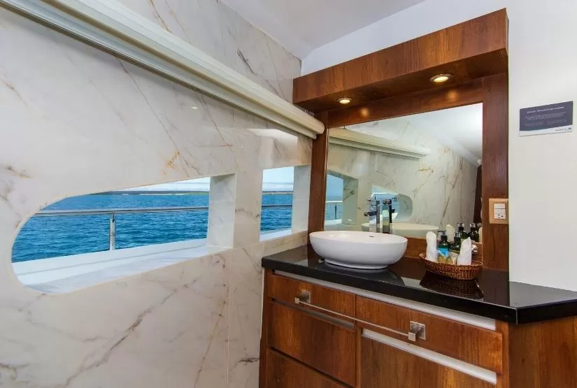 Grand Majestic Yacht Suite Bathroom